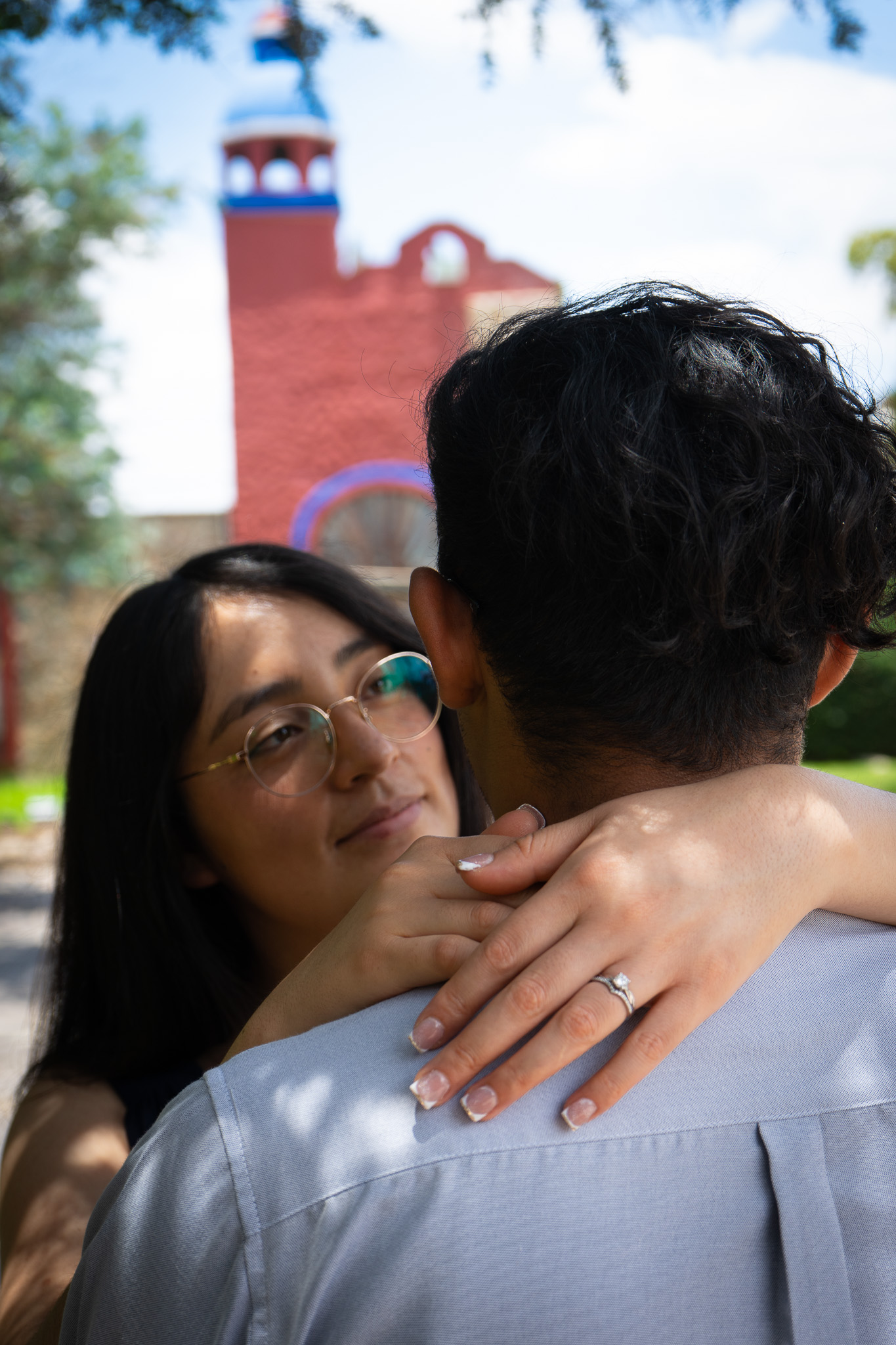 Jenifer y Abinadad - Abrazo romántico