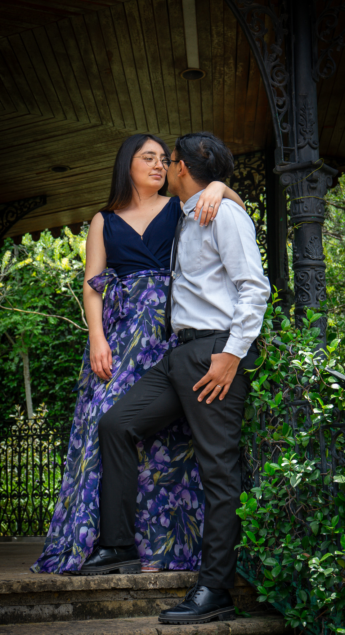 Jenifer y Abinadad - Momento íntimo en el kiosco