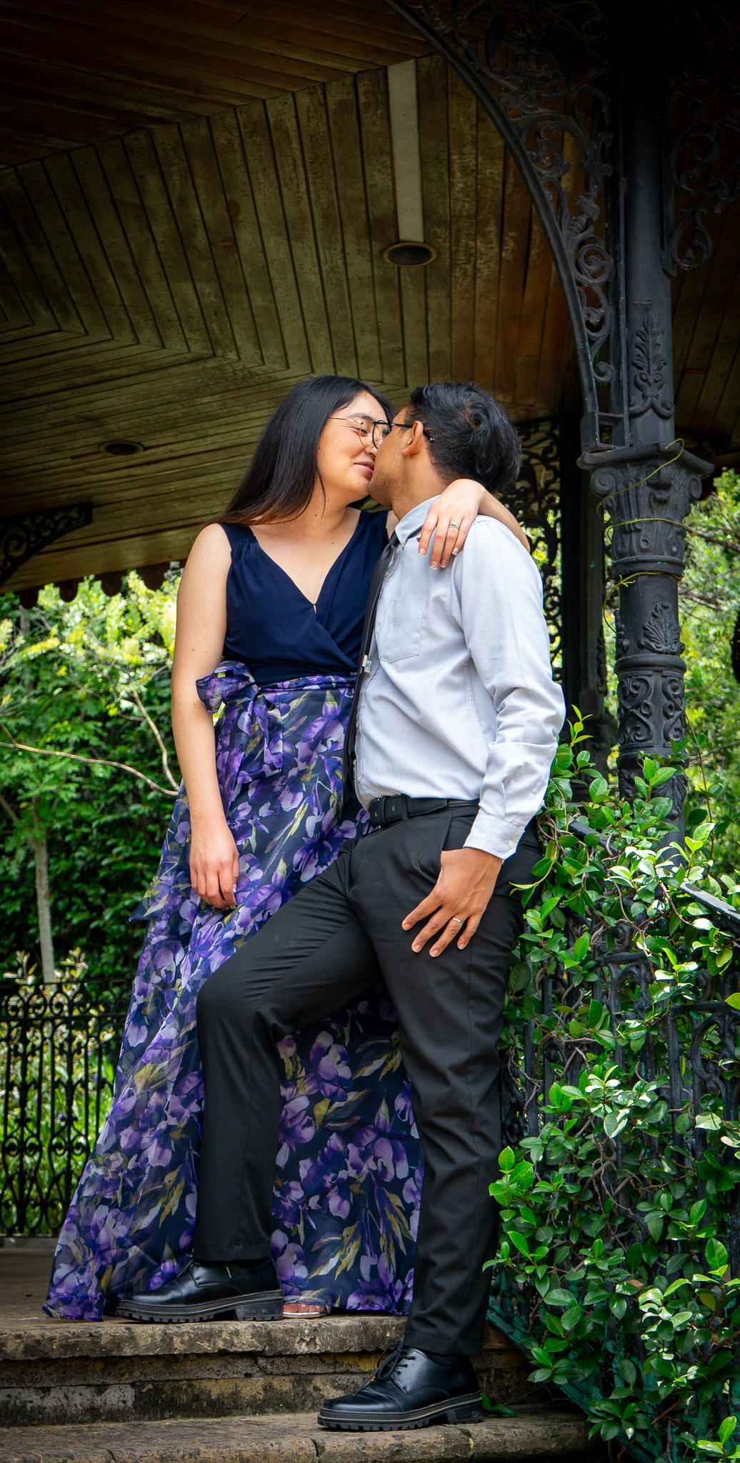 Jenifer y Abinadad - Beso en el kiosco