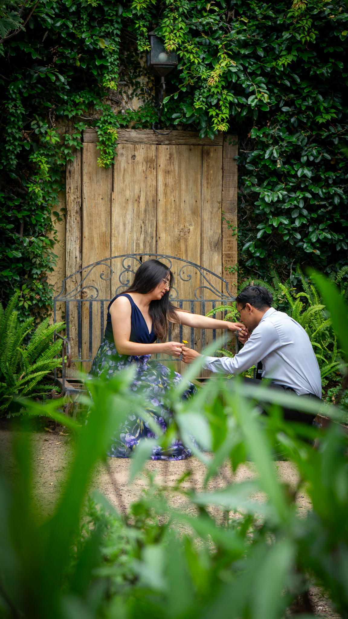 Jenifer y Abinadad - Besando su mano en el jardín